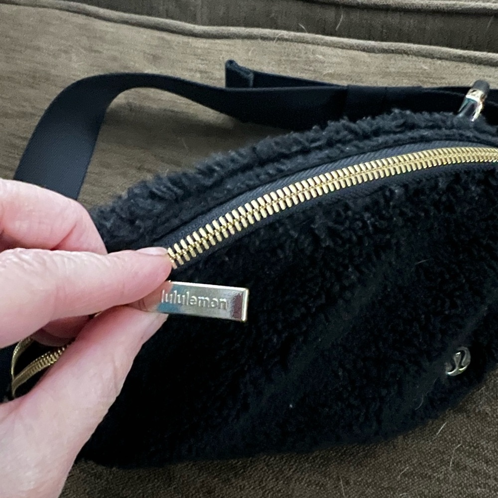 Lululemon belt bag black with gold - Picture 5 of 7